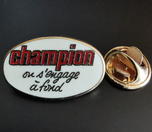 Pin's Champion On s'engage à fond